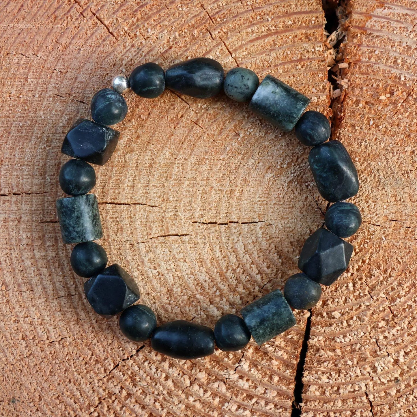 Armband für Männer mit geometrischen Details aus grünem Serpentin aus der Valposchiavo