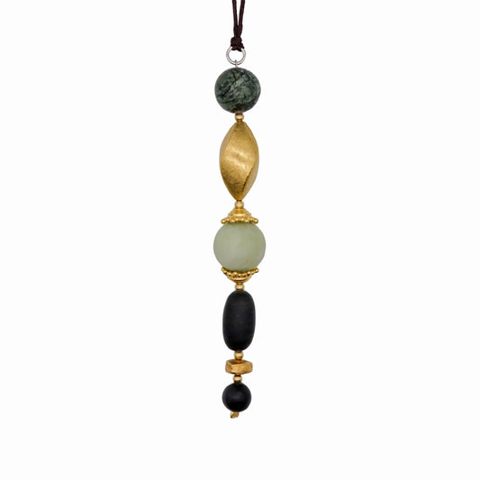 Anhänger aus Seestein, Nephrit-Jade und Serpentin mit Details aus vergoldetem Silber.