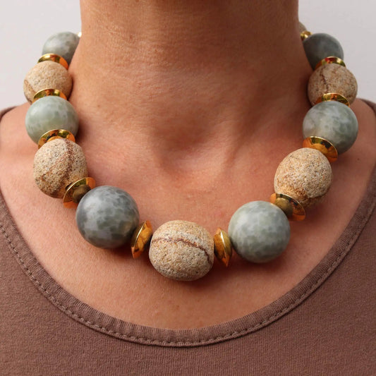 Elegante collana in giada nefrite della Valposchiavo e travertino