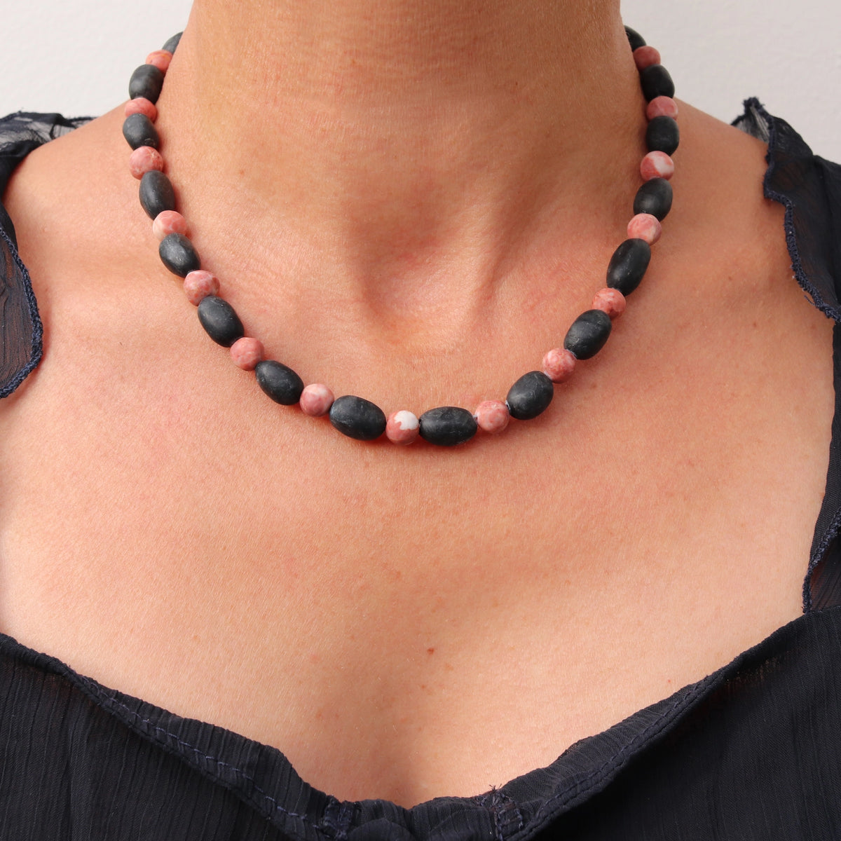 Elegante collana in serpentino nero e marmo Sassalbo della Valposchiavo