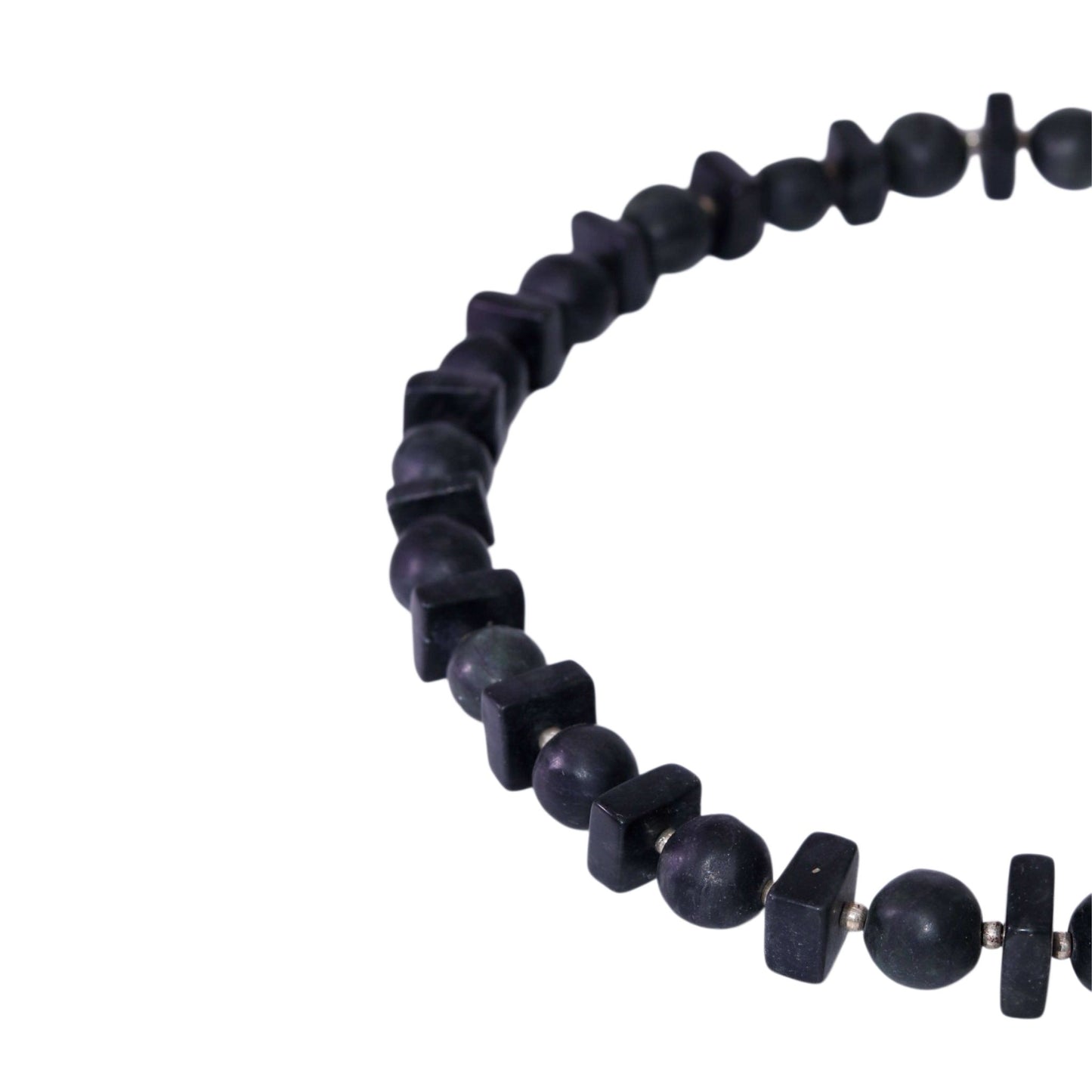 Halskette mit Kugeln und rechteckigen Elementen aus schwarzem Serpentin