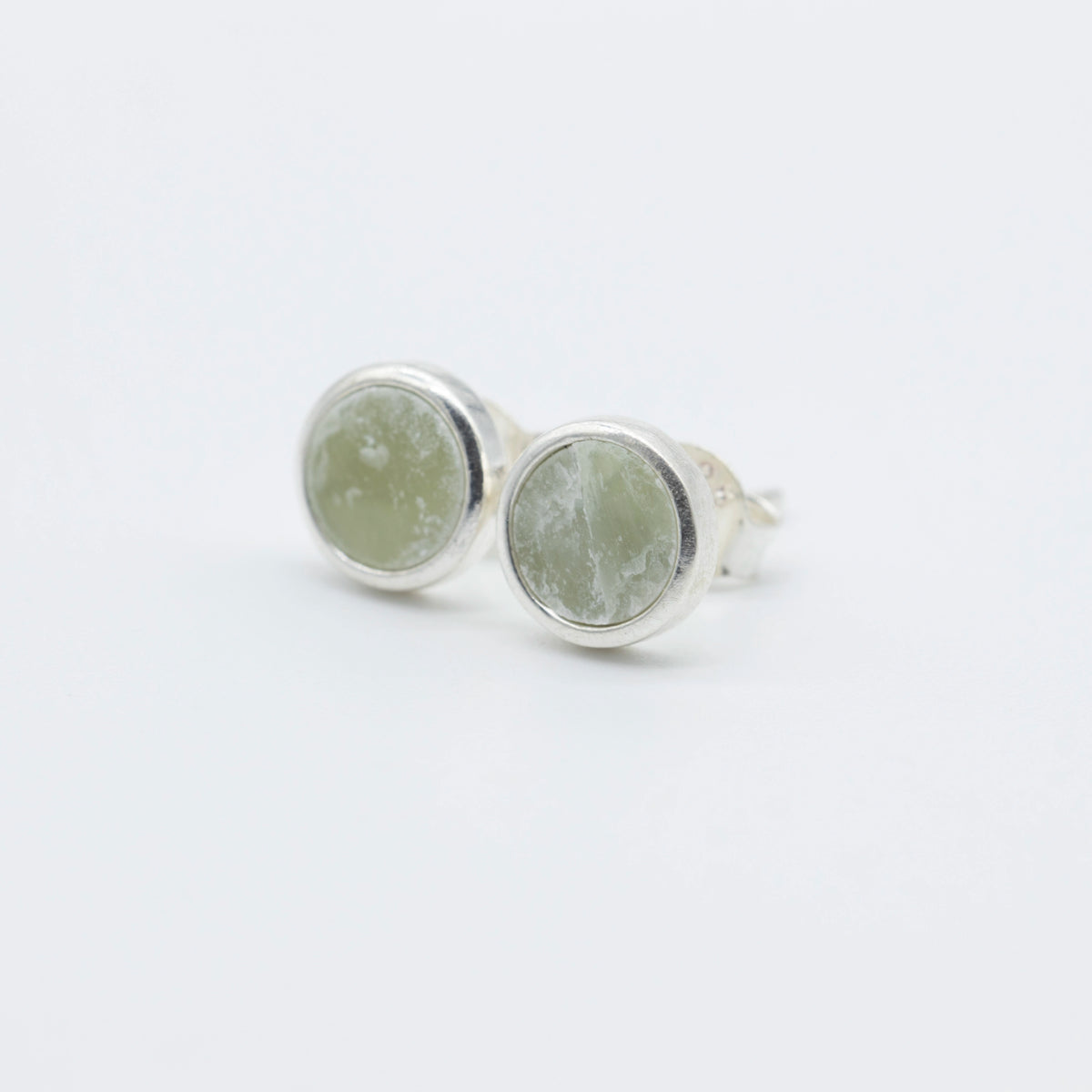 Ohrringe aus roher Nephrit Jade aus der Valposchiavo 7 mm