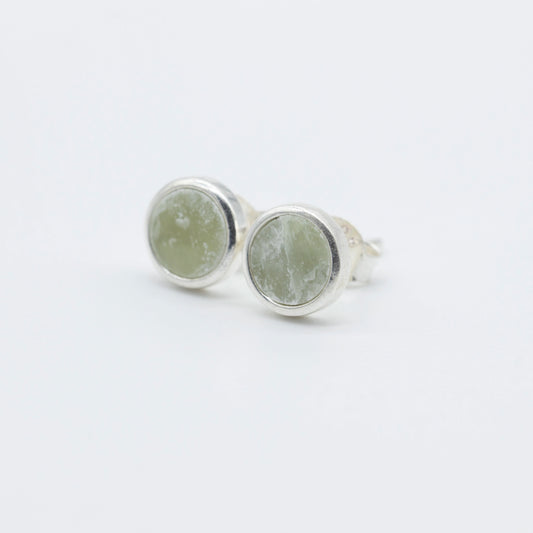 Ohrringe aus roher Nephrit Jade aus der Valposchiavo 7 mm