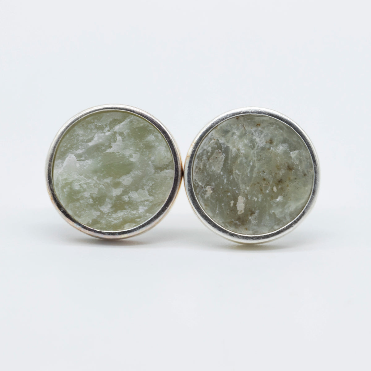 Ohrringe aus roher Nephrit Jade aus der Valposchiavo 14 mm