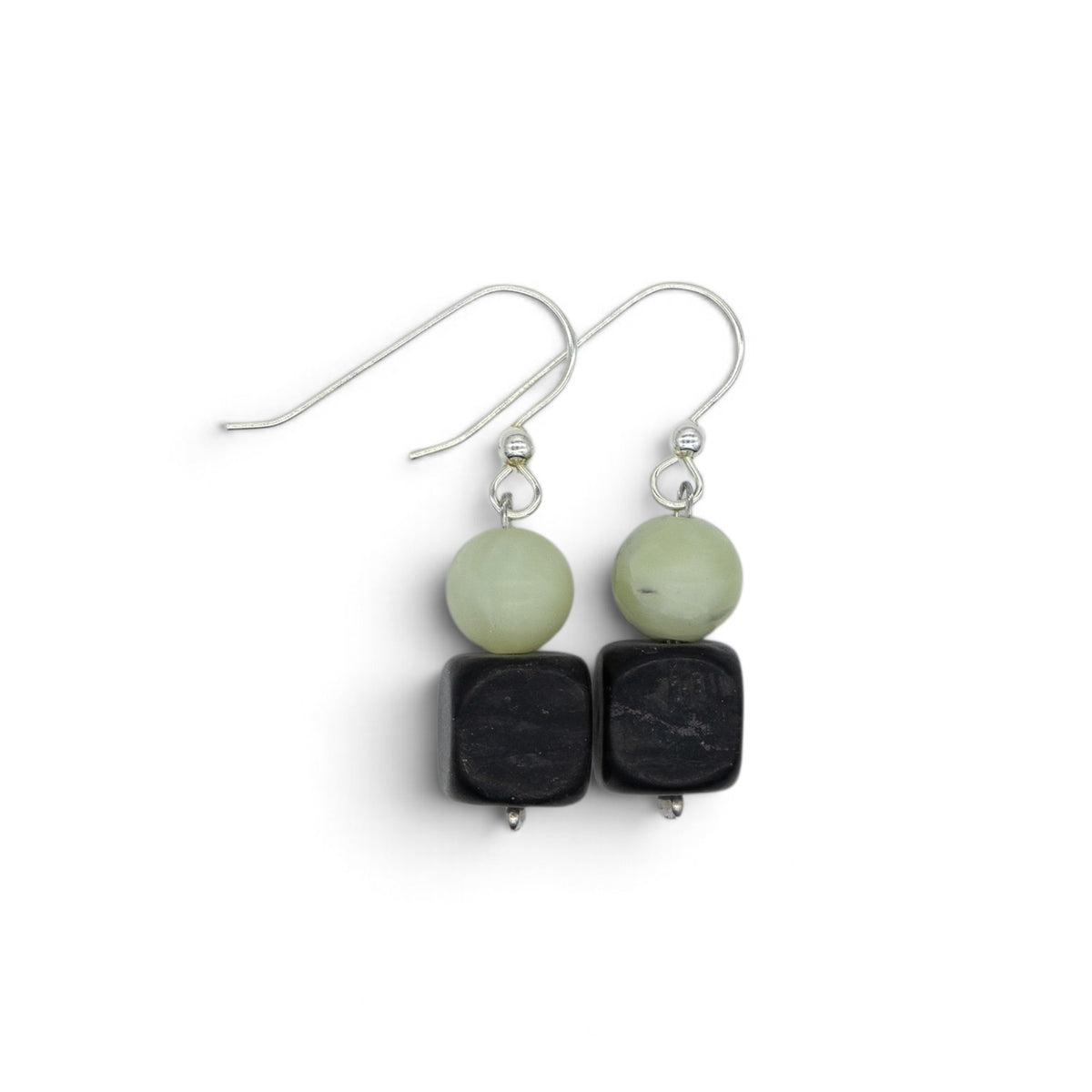 Orecchini pendenti con sfere in giada nefrite e cubetti in serpentino nero