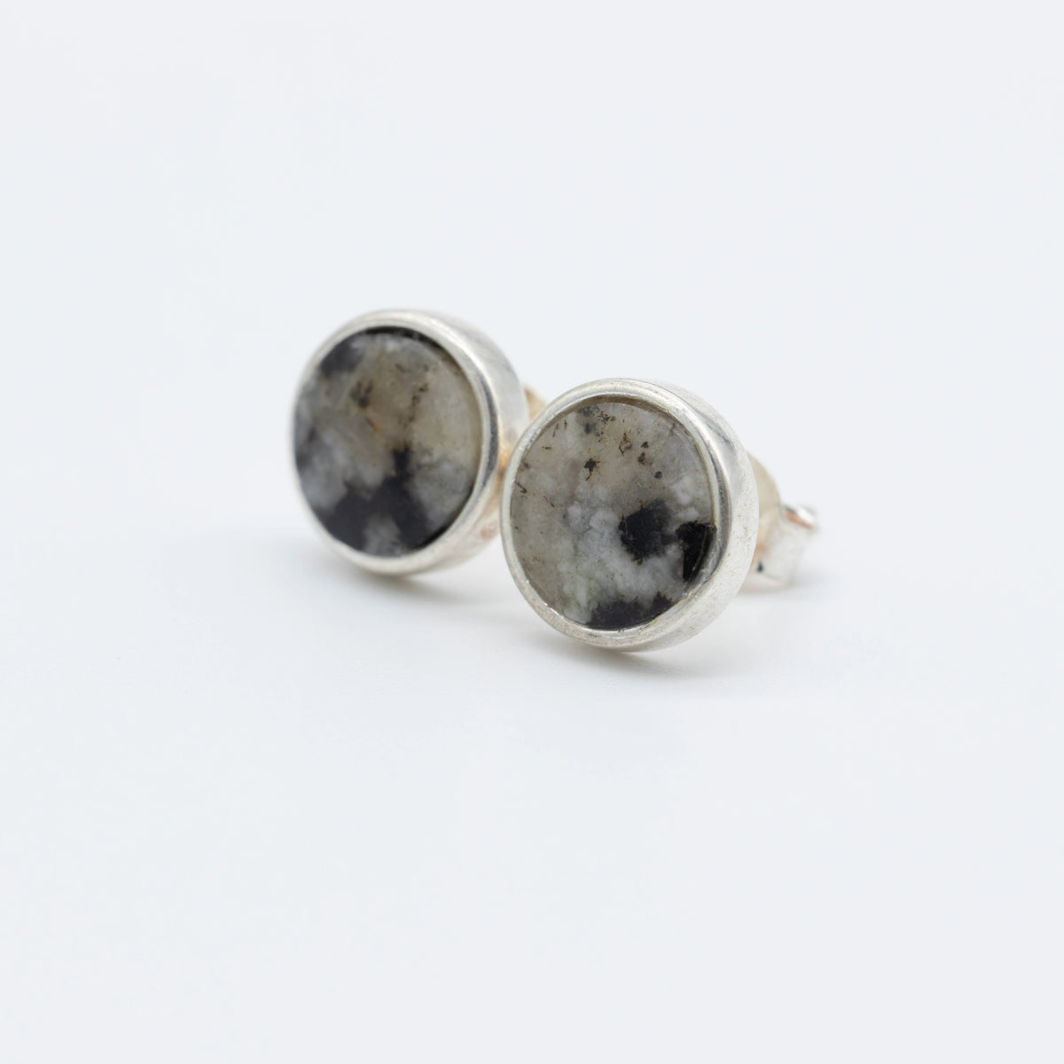 Earrings in Dark Palü Granite from Valposchiavo