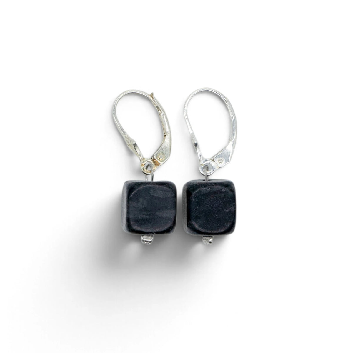 Orecchini pendenti con cubetti in serpentino nero della Valposchiavo