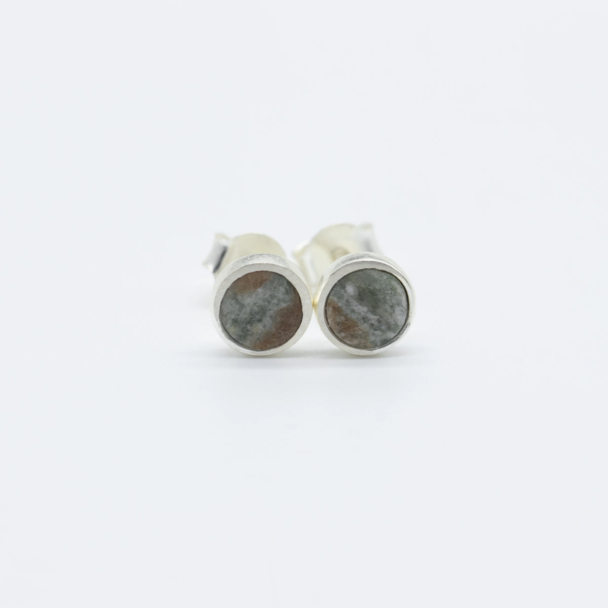 Ohrringe aus geflecktem grünem Seestein, 5 mm
