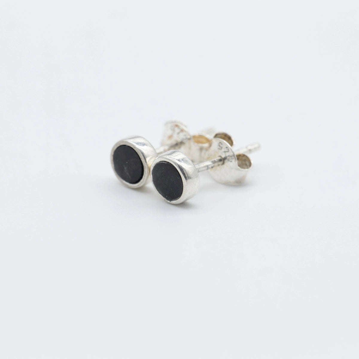 Orecchini in serpentino nero della Valposchiavo 4 mm