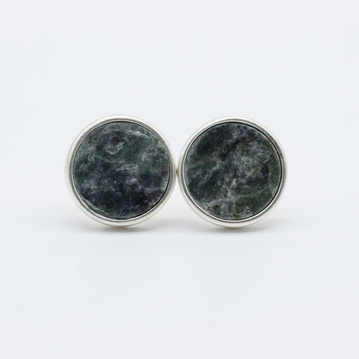 Orecchini in serpentino verde grezzo della Valposchiavo 11 mm