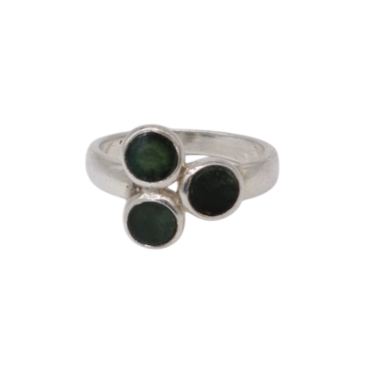 Ring mit drei Steinen aus Serpentin aus der Valposchiavo