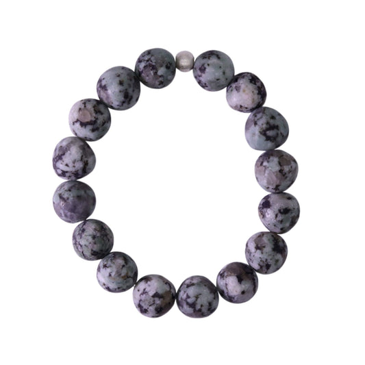 Armband aus See­stein aus der Valposchiavo