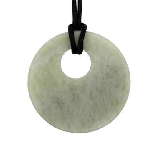 Minimalistischer Anhänger aus Nephrit-Jade aus Valposchiavo