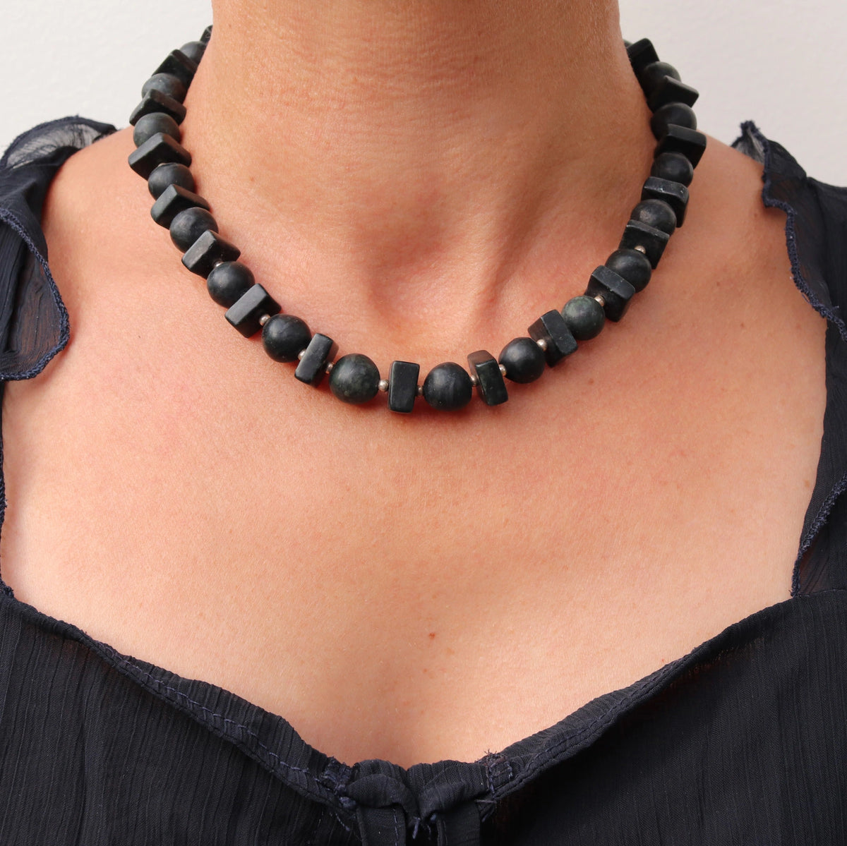 Collana con sfere e forme geometriche in serpentino nero