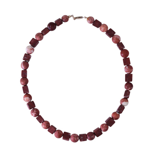 Halskette mit Kugeln und Würfeln aus Sassalbo-Marmor