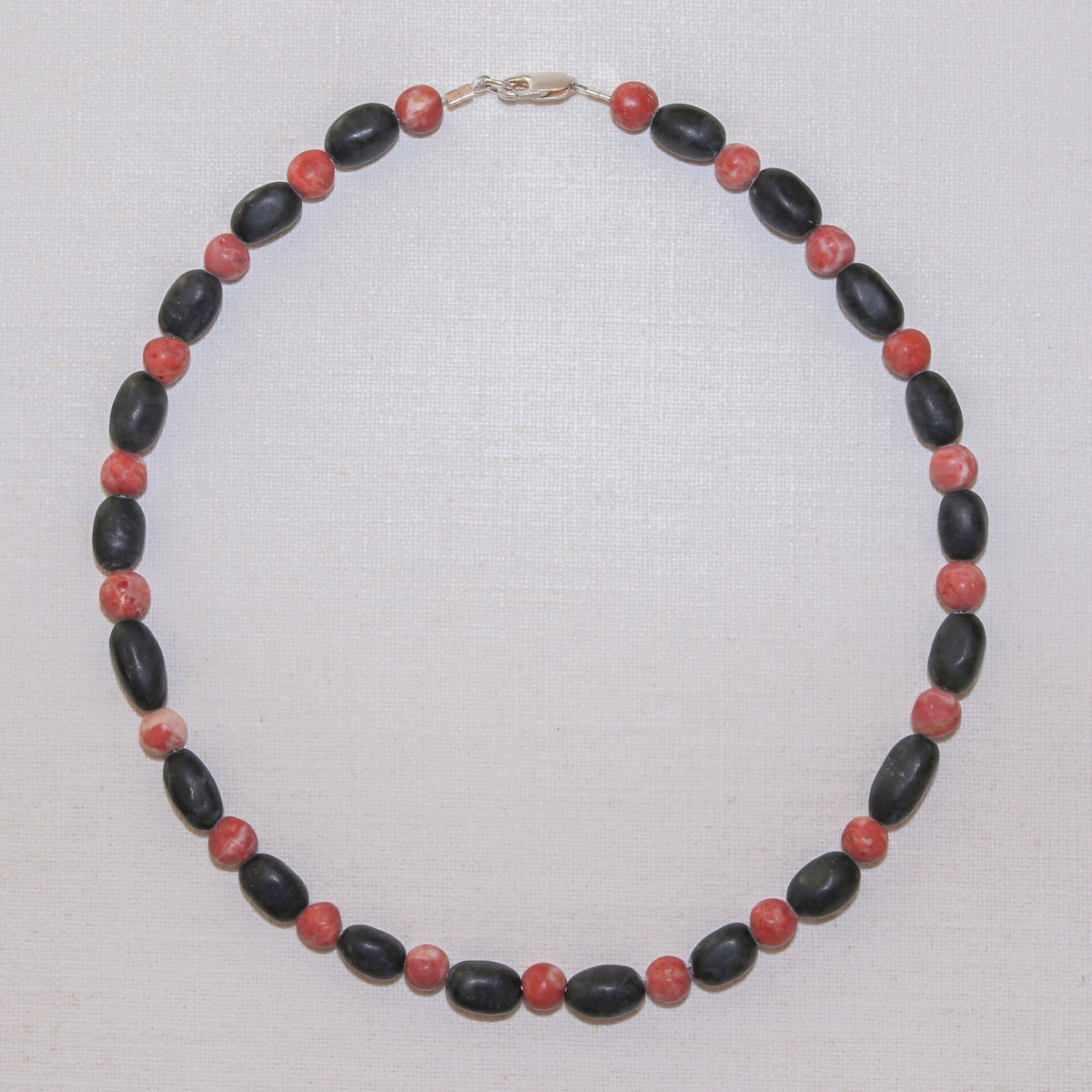 Elegante collana in serpentino nero e marmo Sassalbo della Valposchiavo