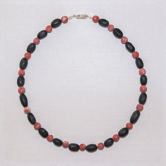 Elegante Halskette aus schwarzem Serpentin und Sassalbo Marmor aus der Valposchiavo