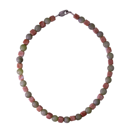 Halskette mit Würfeln aus Sassalbo-Marmor und Kugeln aus Nephrit-Jade