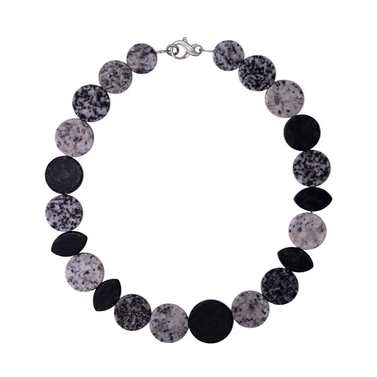 Halskette aus Granit und Serpentin aus der Valposchiavo