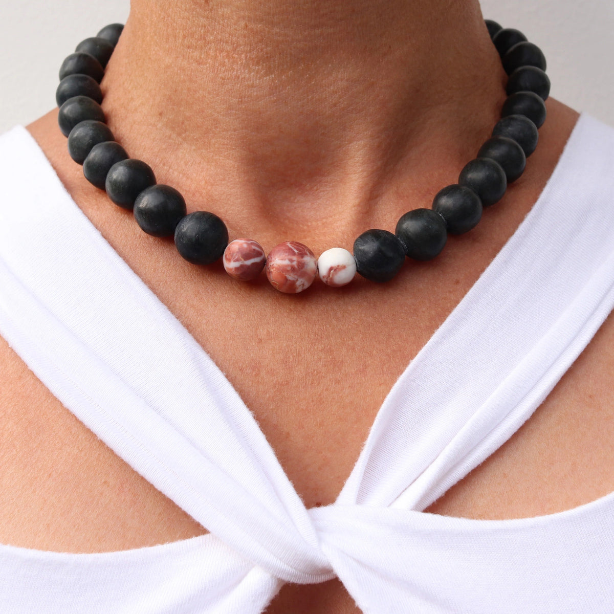 Collana in serpentino nero con dettagli in marmo Sassalbo