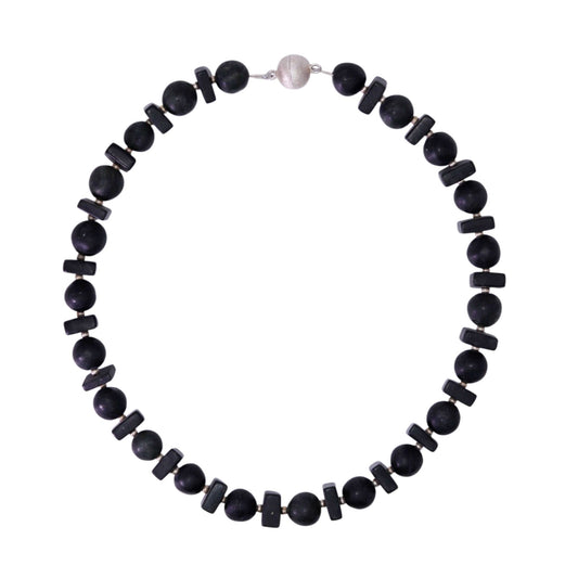 Halskette mit Kugeln und rechteckigen Elementen aus schwarzem Serpentin