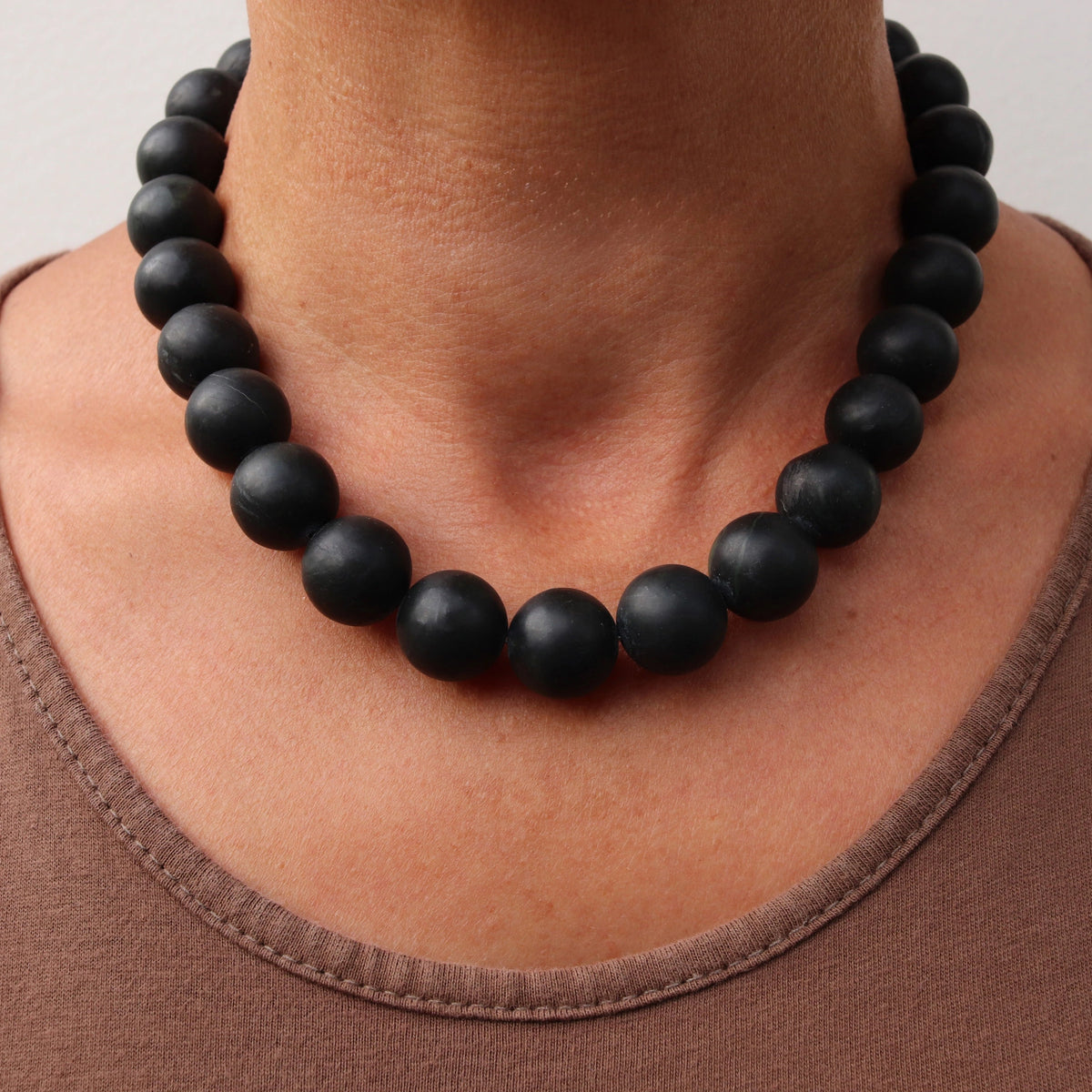 Collana con sfere in serpentino nero della Valposchiavo