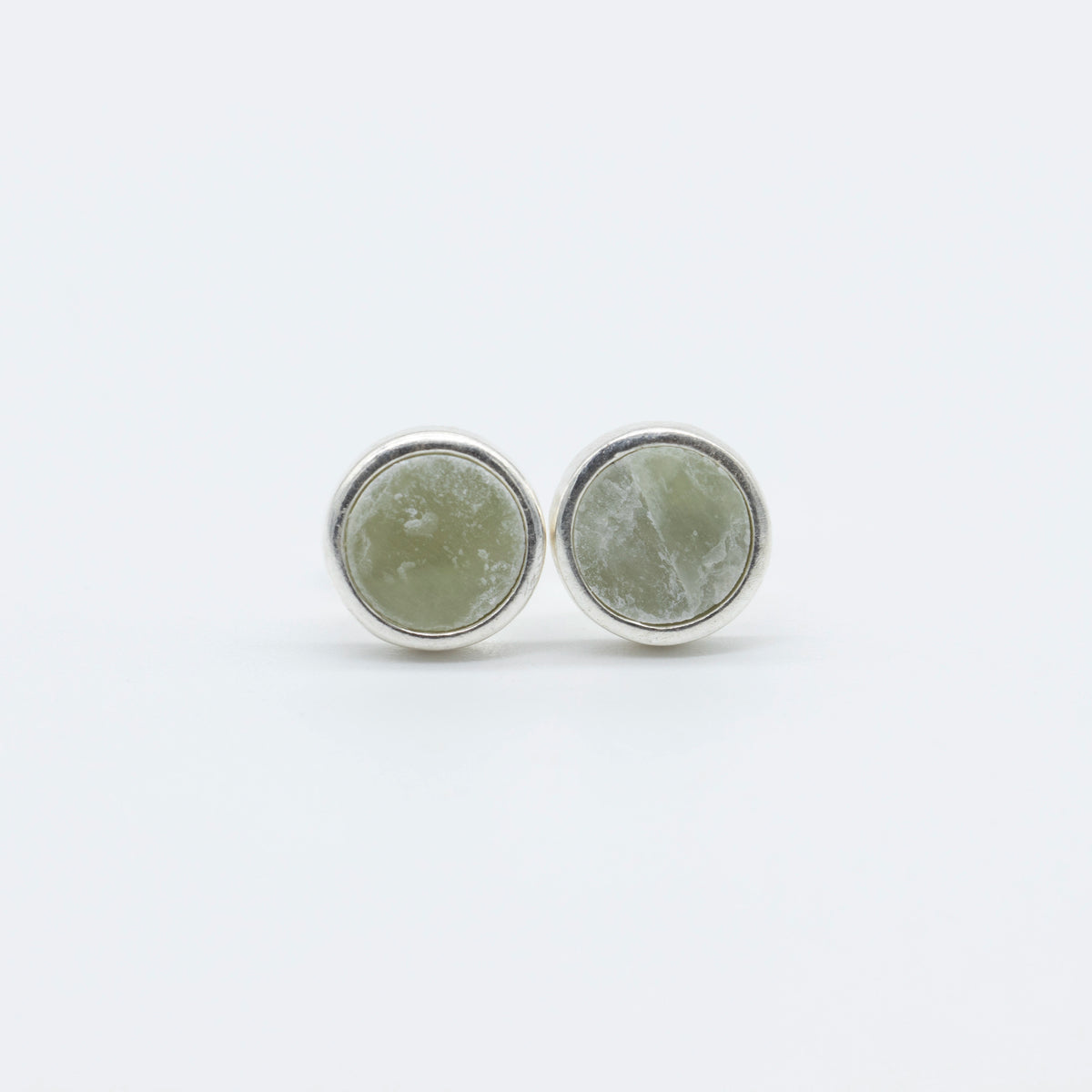 Ohrringe aus roher Nephrit Jade aus der Valposchiavo 7 mm