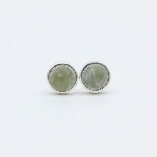 Ohrringe aus roher Nephrit Jade aus der Valposchiavo 7 mm