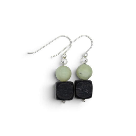 Ohrhänger mit Kugeln aus Nephrit Jade und Würfeln aus schwarzem Serpentin