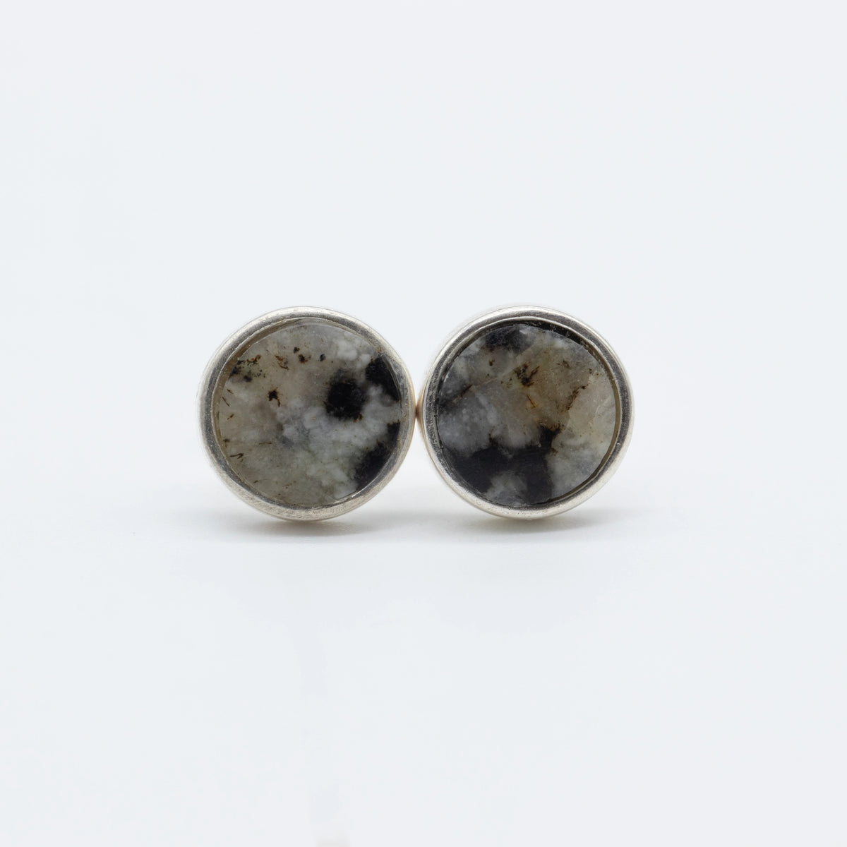 Earrings in Dark Palü Granite from Valposchiavo