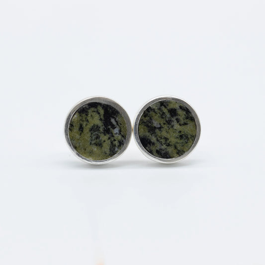 Ohrringe aus moosgrünem Seestein, 9 mm