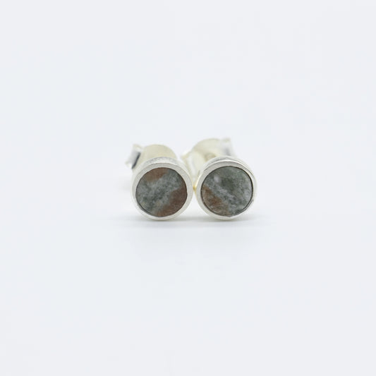 Ohrringe aus geflecktem grünem Seestein, 5 mm