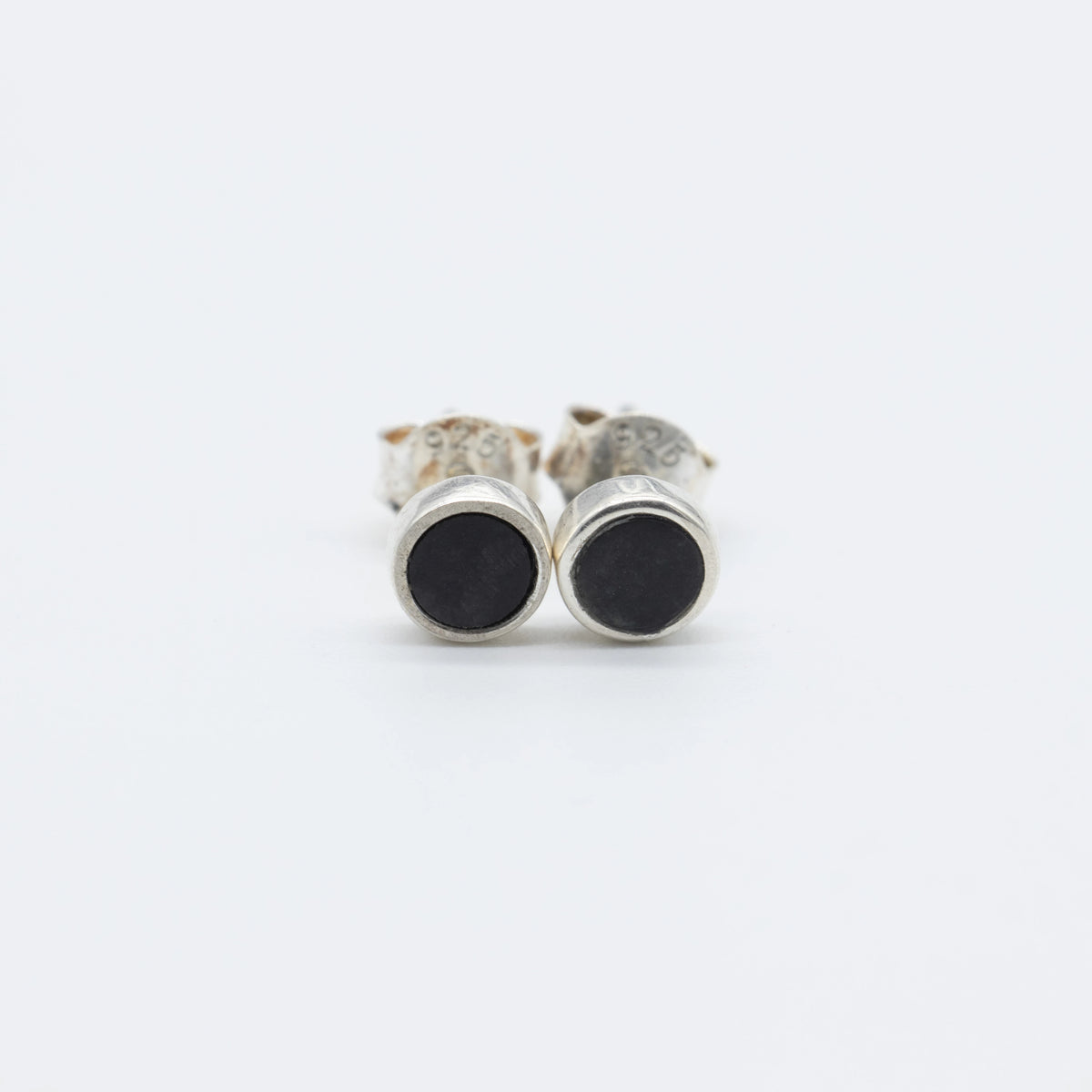 Orecchini in serpentino nero della Valposchiavo 4 mm