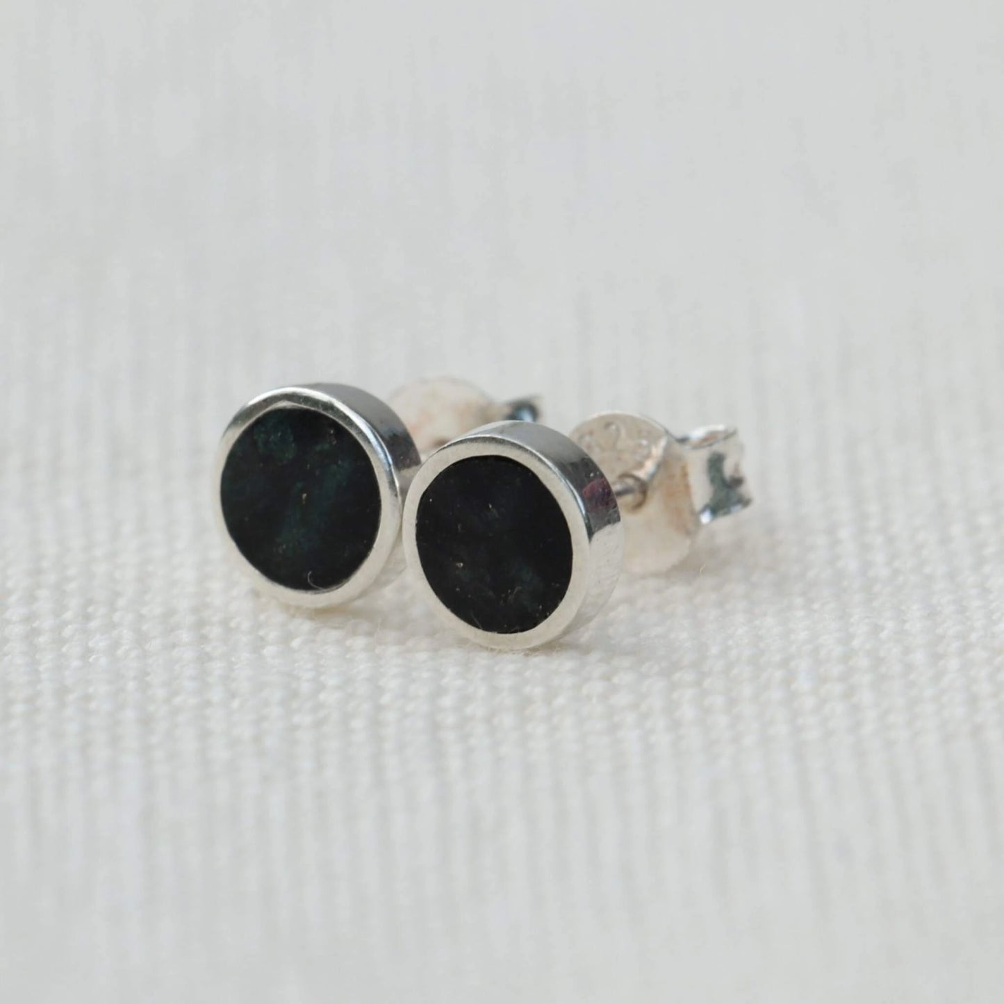 Orecchini in serpentino verde scuro della Valposchiavo