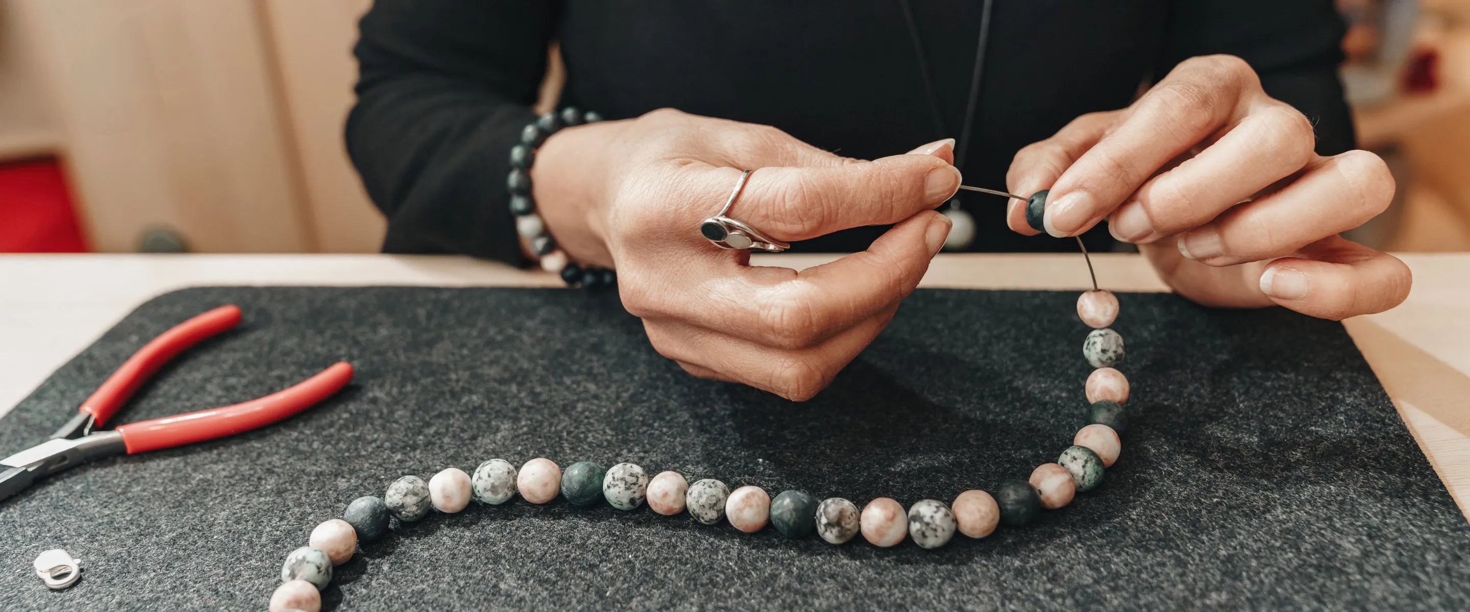 Collana stoneart swiss lavorata a mano in pietra della Valposchiavo.